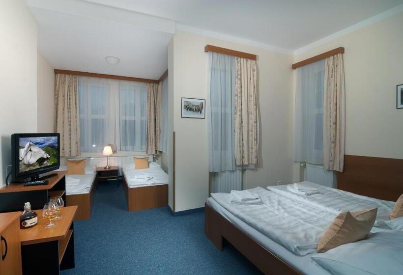 חדר משפחתי, Domovina