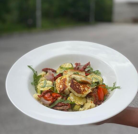 חדר משפחתי, Domovina