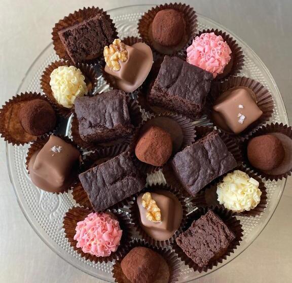 חדר משפחתי, Domovina