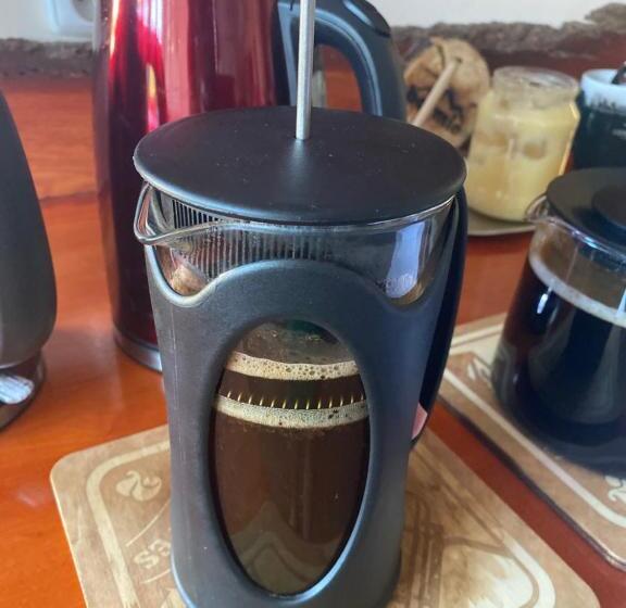 חדר משפחתי, Domovina