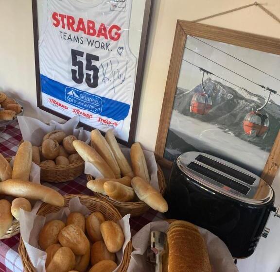 חדר משפחתי, Domovina