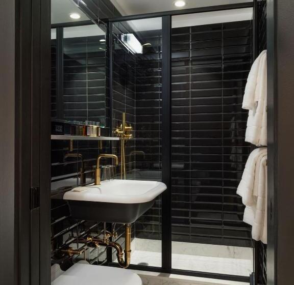 스탠다드 룸, The Moore