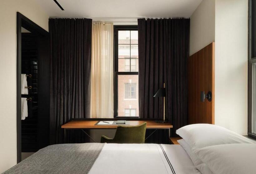 스탠다드 룸, The Moore