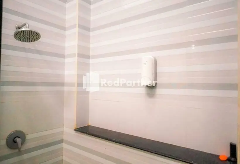 Camera Deluxe, Reddoorz At Daffi Araya