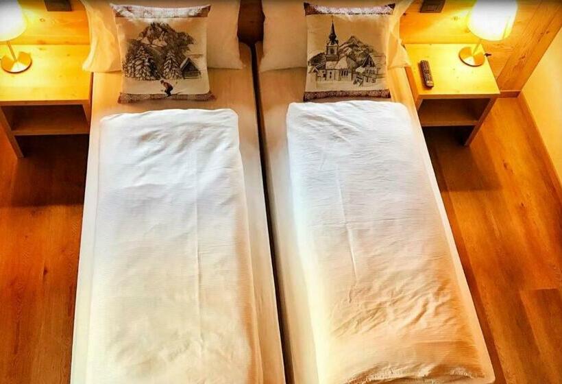 חדר סטנדרט לשלושה, Fohre1748