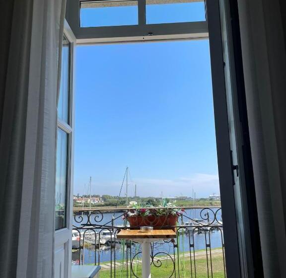 バルコニー付きスタンダードルーム, Naval Guest House & Bistro