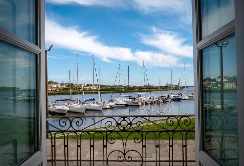 バルコニー付きスタンダードルーム, Naval Guest House & Bistro