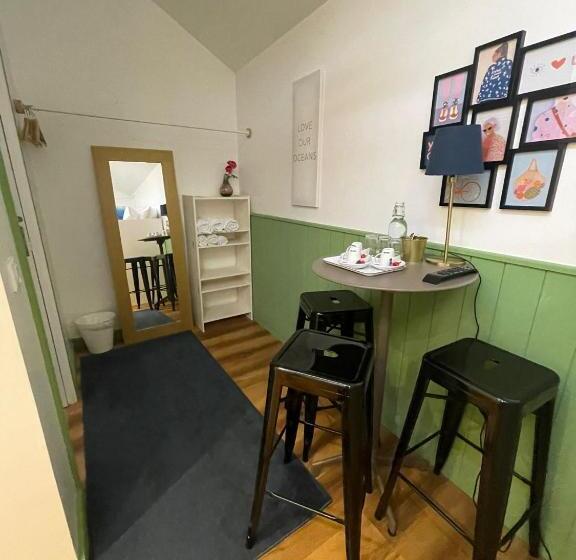 スタンダードトリプルルーム, Naval Guest House & Bistro