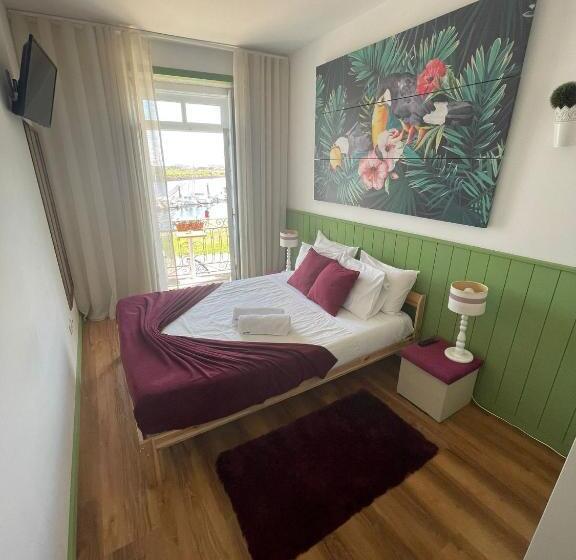 バルコニー付きスタンダードルーム, Naval Guest House & Bistro