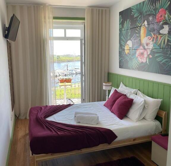 バルコニー付きスタンダードルーム, Naval Guest House & Bistro