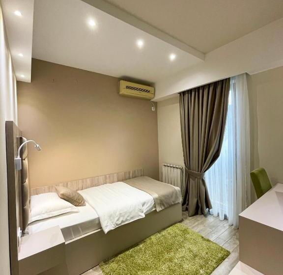 اتاق استاندارد یک نفره, Holiday