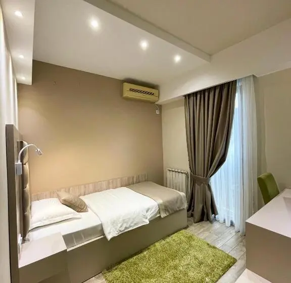 اتاق استاندارد یک نفره, Holiday