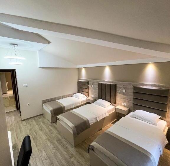 اتاق استاندارد سه نفره, Holiday