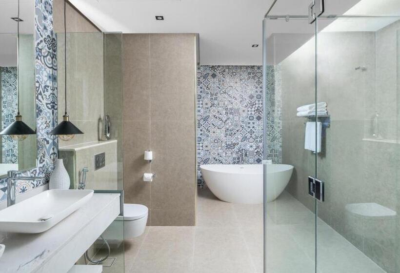 带露台的小型套房, Radisson Blu Hotel Riyadh Qurtuba