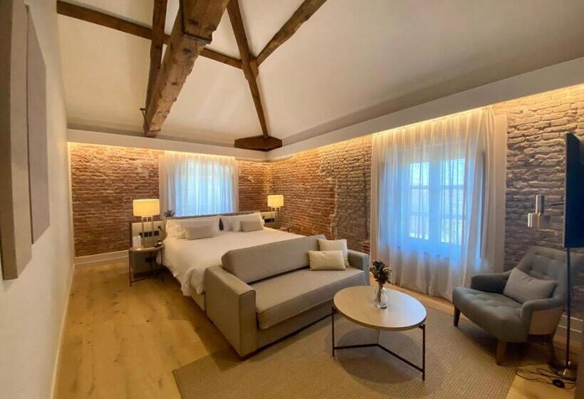 سوئیت جونیور با تخت بزرگ, Sofraga Palacio