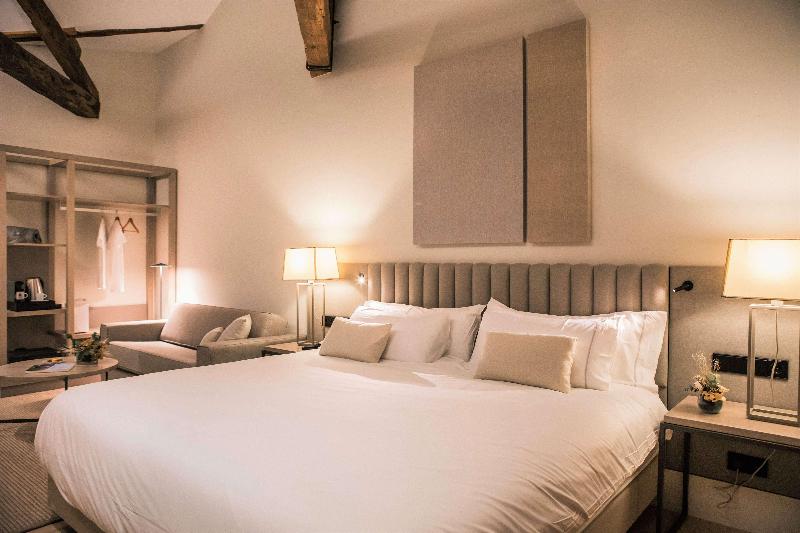 سوئیت جونیور با تخت بزرگ, Sofraga Palacio