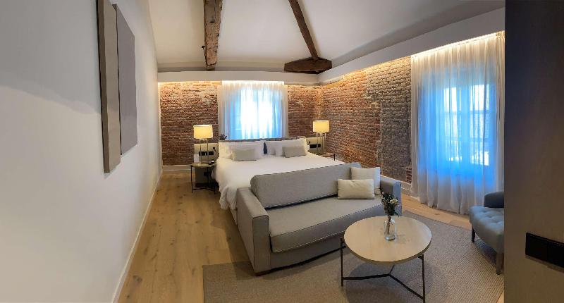 سوئیت جونیور با تخت بزرگ, Sofraga Palacio