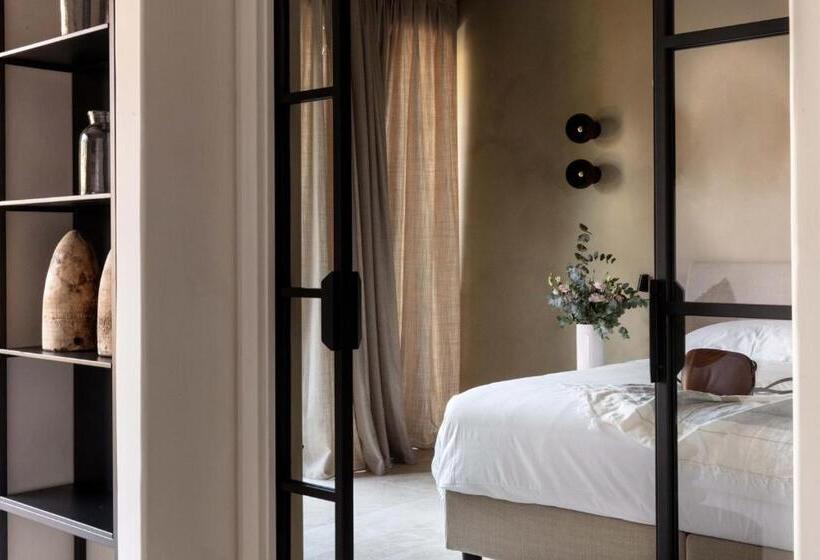 Suite with lake view, Laqua By The Lake