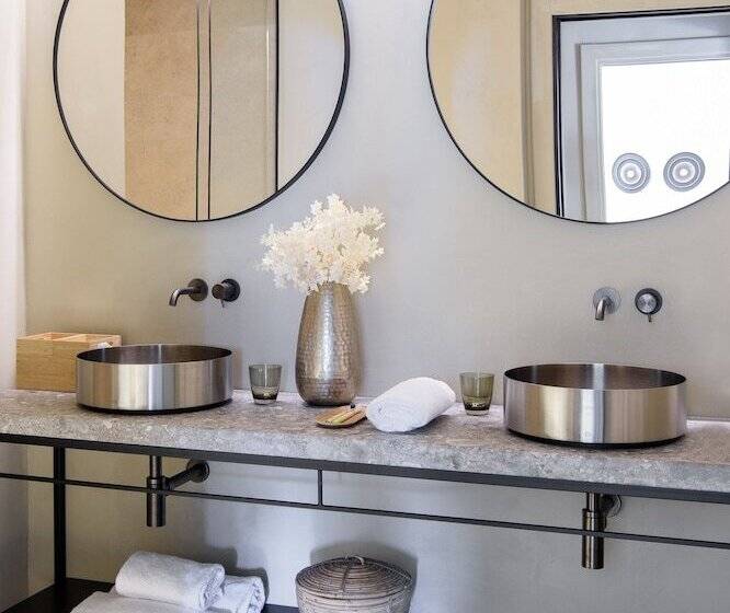 Suite with lake view, Laqua By The Lake