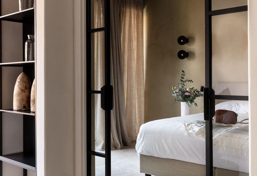 Suite with lake view, Laqua By The Lake