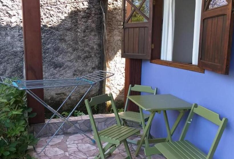 غرفة قياسية رباعية مزودة بشُرفة, Pousada Recanto Dos Pássaros