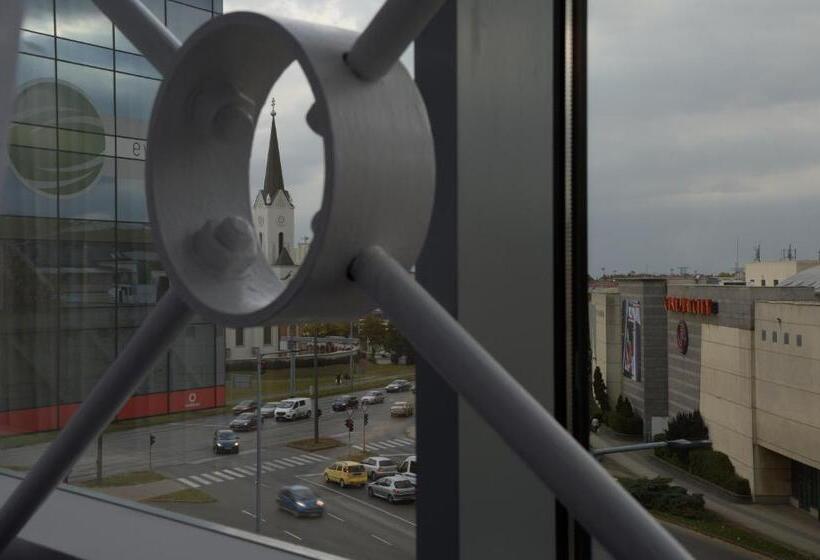 디럭스 룸 킹사이즈 침대, Premier Hotel Miskolc