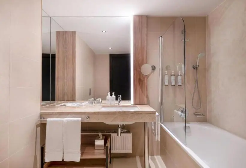 اتاق اجرایی با تخت بزرگ, Ac Hotel By Marriott Bratislava Old Town