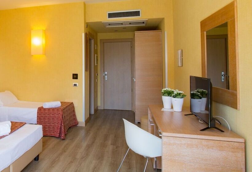 标准三人间, Grand Hotel Yachting Palace