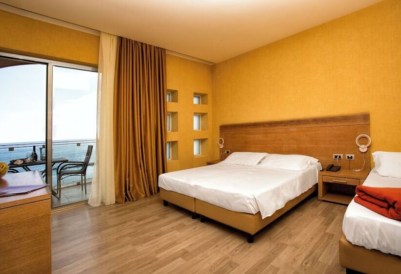 标准三人间, Grand Hotel Yachting Palace