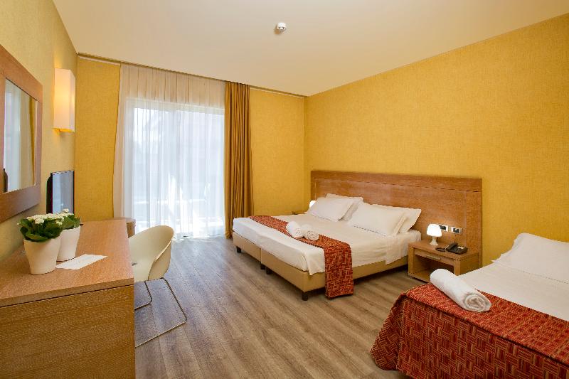 标准三人间, Grand Hotel Yachting Palace