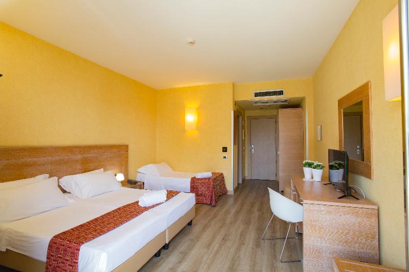 标准三人间, Grand Hotel Yachting Palace