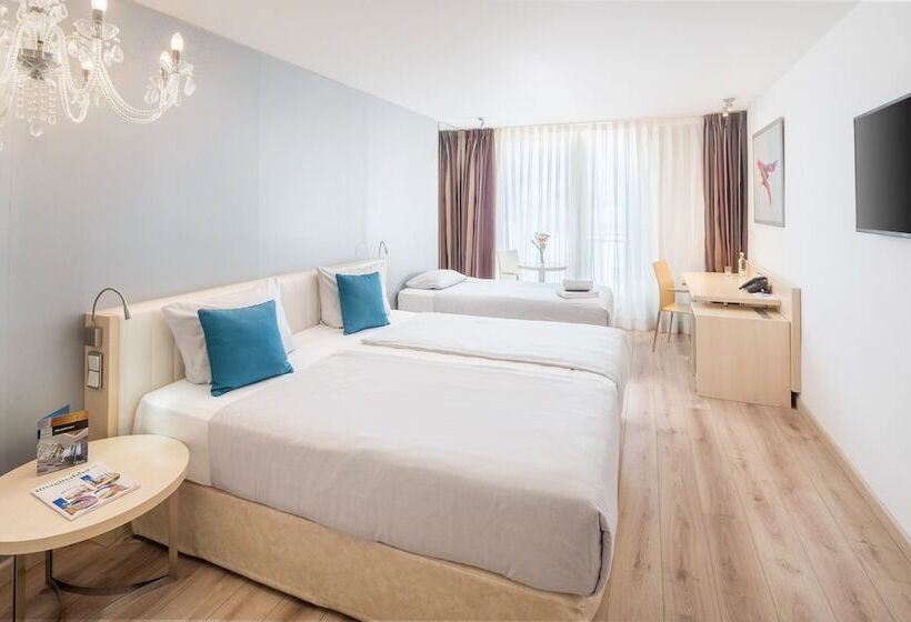 اتاق استاندارد سه نفره, Abba Berlin