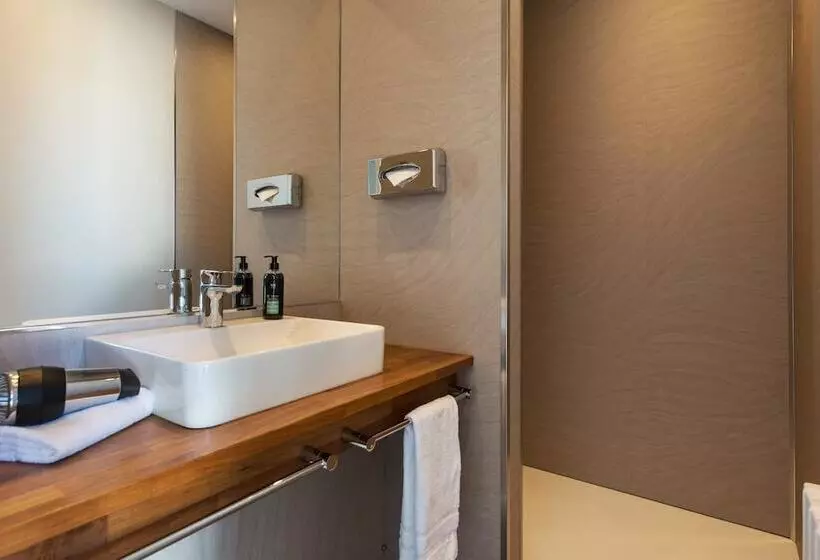 اتاق استاندارد با تخت دوبل و چشمانداز دریا, Best Western Hotel De La Plage Saint Marc Sur Mer