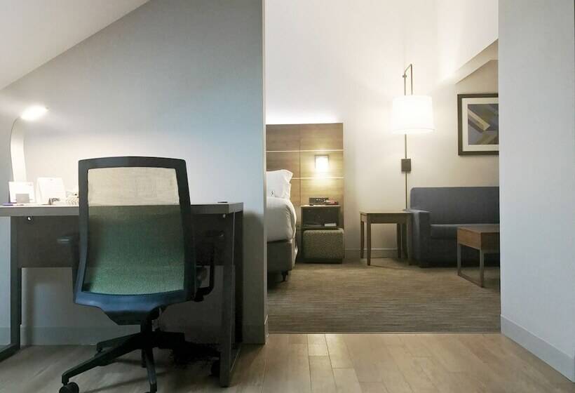 سوییت, Holiday Inn Express Hotel & Suites White River Junction, An Ihg