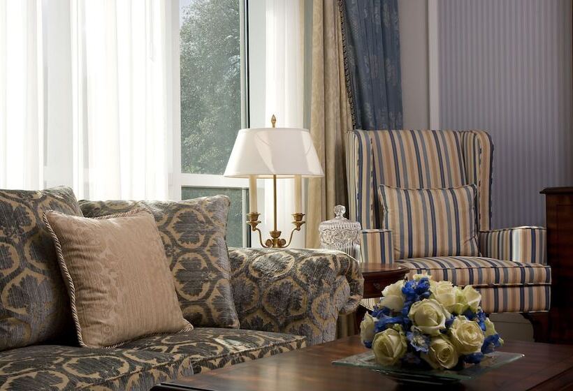 جناح مطلّ علي الجبل, Powerscourt Hotel, Autograph Collection