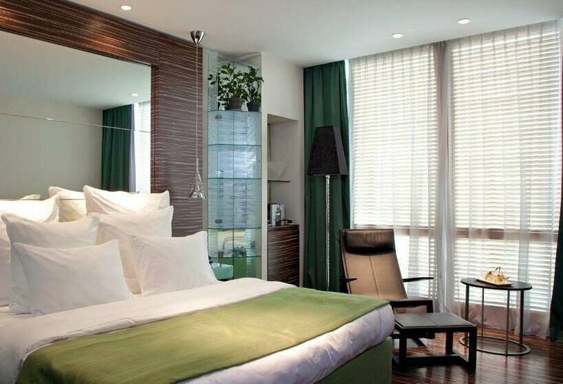 اتاق لوکس, Romeo Napoli