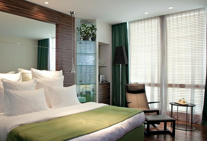 اتاق لوکس, Romeo Napoli