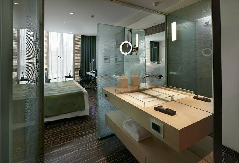 اتاق لوکس, Romeo Napoli