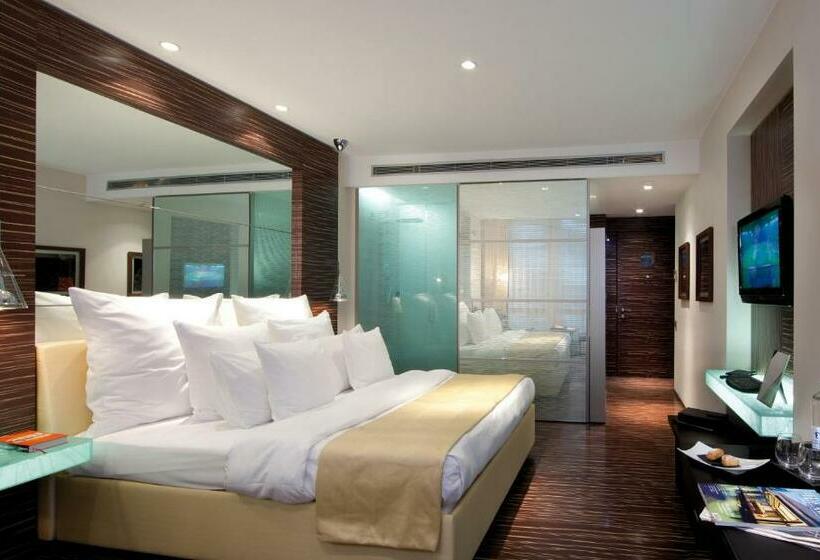 اتاق سوپریور, Romeo Napoli