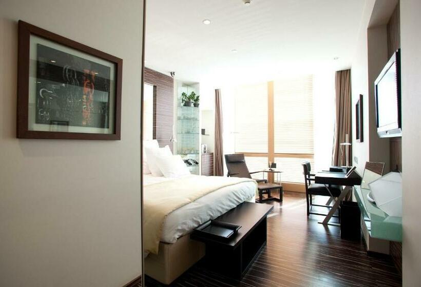 اتاق سوپریور, Romeo Napoli