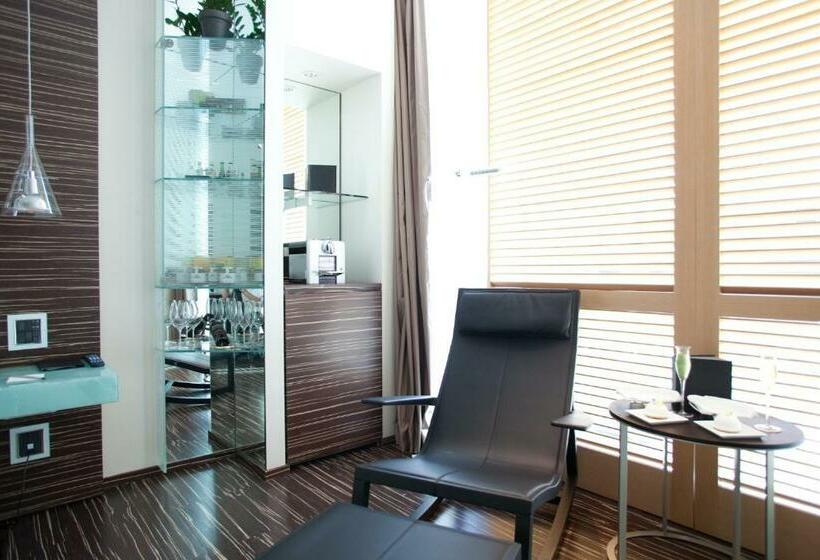 اتاق سوپریور, Romeo Napoli