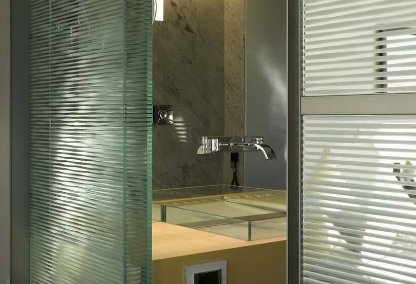 اتاق سوپریور, Romeo Napoli