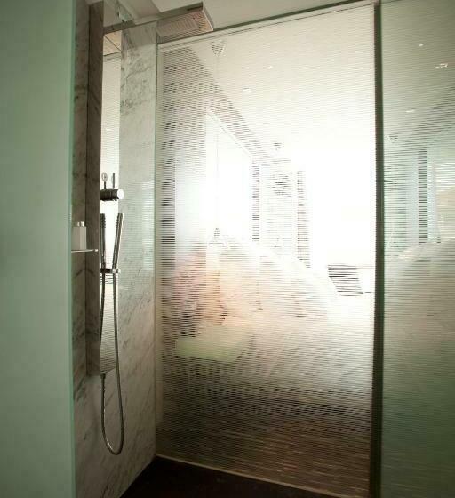 اتاق لوکس با چشم‌انداز, Romeo Napoli