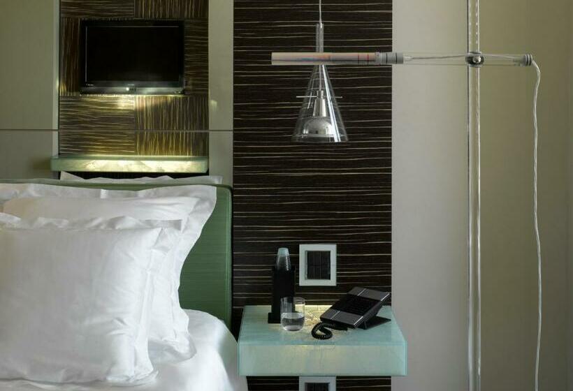 اتاق لوکس با چشم‌انداز, Romeo Napoli