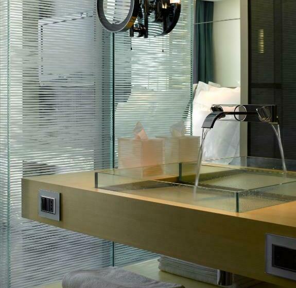 اتاق لوکس با چشم‌انداز, Romeo Napoli