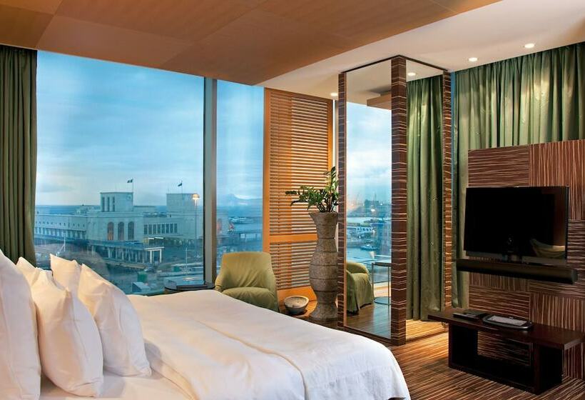 اتاق لوکس با چشم‌انداز, Romeo Napoli