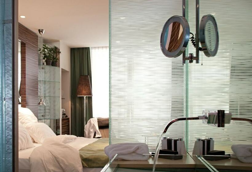 اتاق لوکس با چشم‌انداز, Romeo Napoli