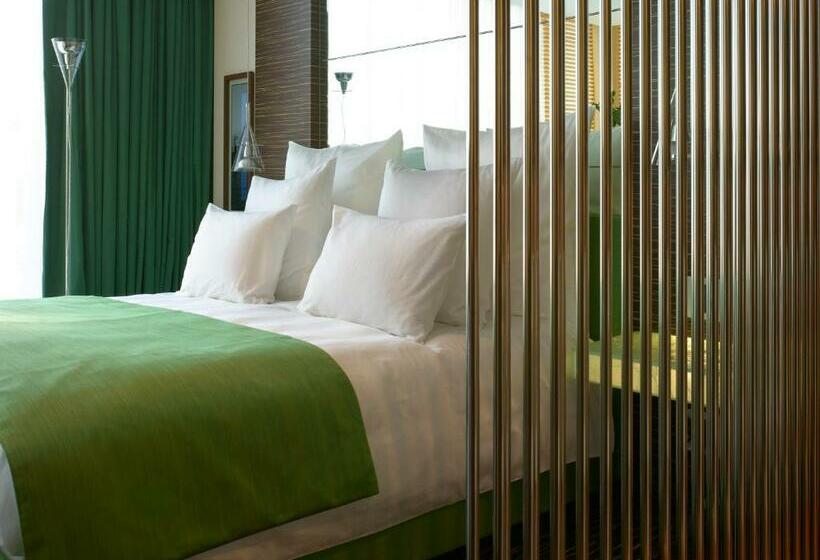 سوئیت جونیور با چشم‌انداز, Romeo Napoli