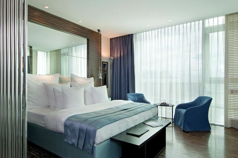 سوئیت جونیور با چشم‌انداز, Romeo Napoli