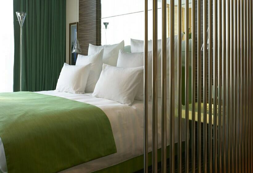 سوئیت جونیور با چشم‌انداز, Romeo Napoli